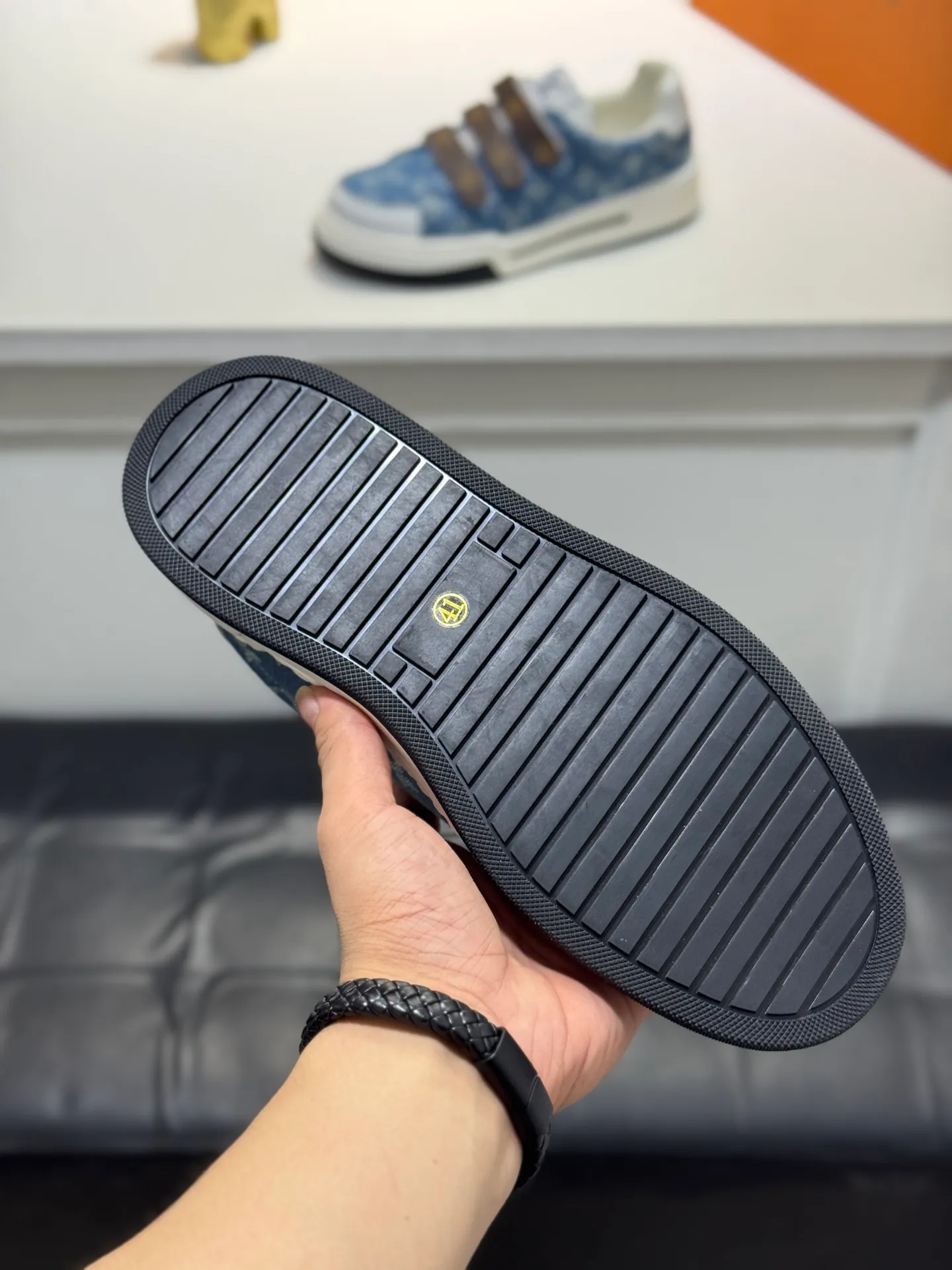 Men's shoes 💰400 [New style] 🌂🌂Top original order - Louis Vuitton®️ Trendy and fashionable yet low-key men's casual shoes, LV special fabric pattern on the upper, comfortable and breathable, sheepskin lining, original rubber outsole, 3 colors available ~ a must-have for sportsmen. Size: 38-44 (45 customized